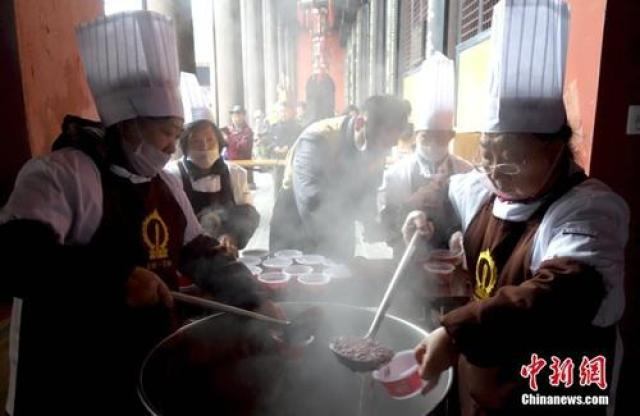 资料图：成都文殊院内工作人员正在装腊八粥。中新社记者 刘忠俊 摄