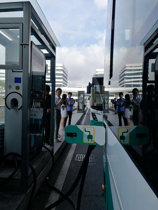 电动公交车在港珠澳大桥人工岛充电