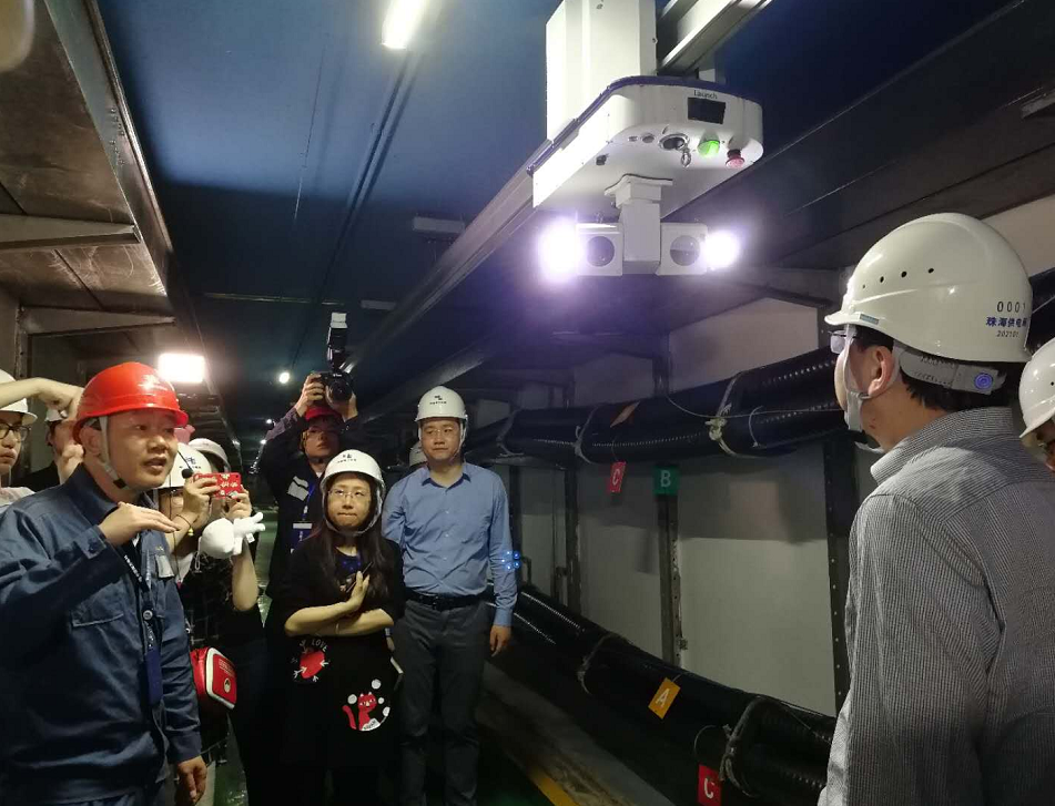 横琴地下电缆隧道工作人员向媒体团讲解巡检智能机器人