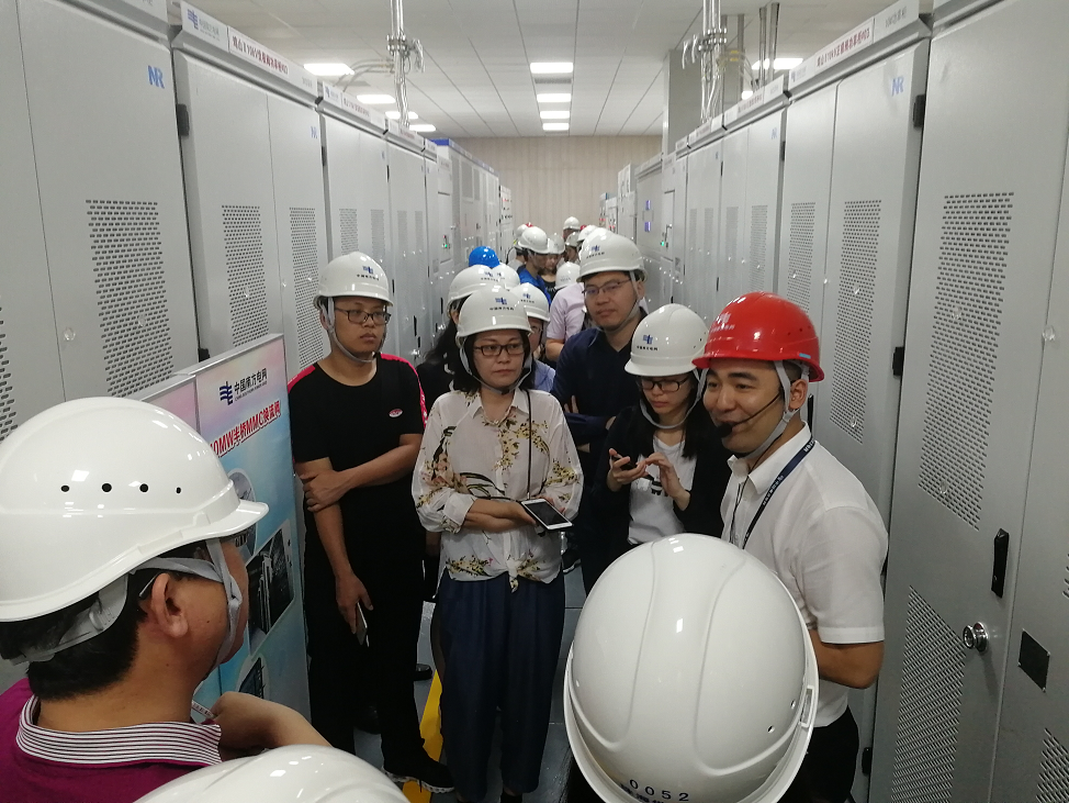 珠海供电局工作人员向媒体团介绍唐家湾柔直配网工程