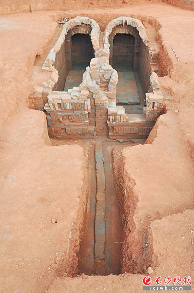 石马村发现的南朝双人合葬古墓两座古墓葬形制结构相同,均为中字形