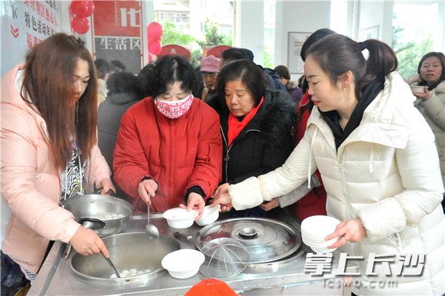 在党群服务站，社区还特意摆出“汤圆摊点”，免费的汤圆吃得居民们心里暖暖的。