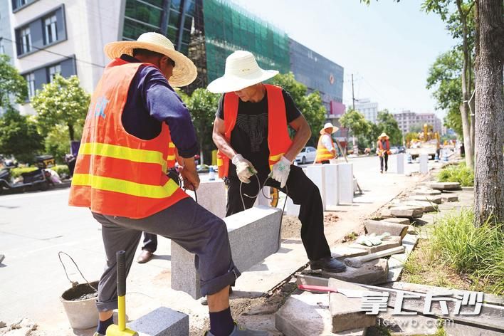 6月3日下午，在板仓北路提质施工现场，市政工人有序作业。图为市政工人正在搬路缘石。 长沙晚报通讯员章帝 摄