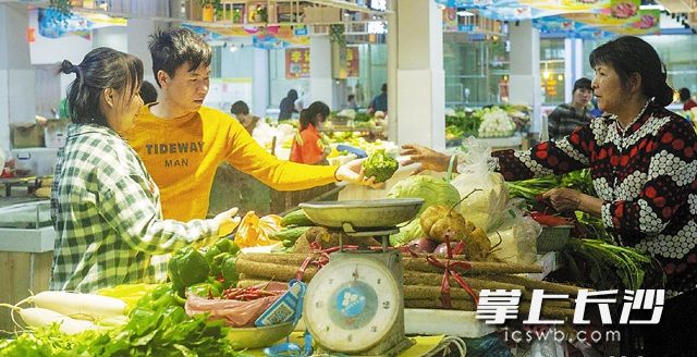 家门口的菜市场不仅便捷，还可以买到放心的蔬菜瓜果。刘攀 摄