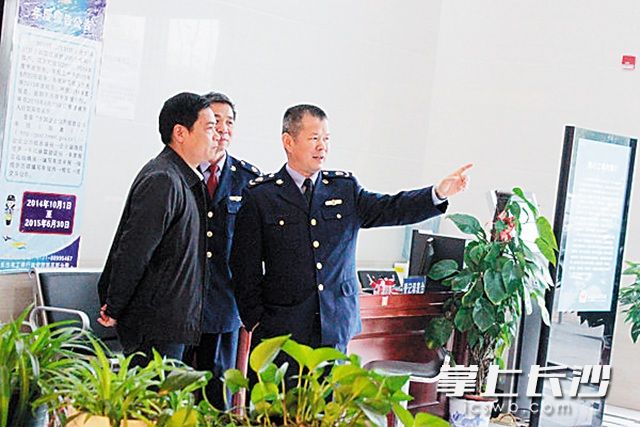 长沙市工商局高新区分局局长冯勇（右一）。