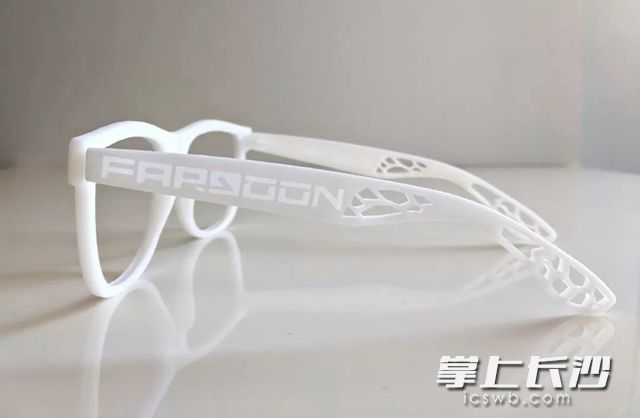 3D打印的眼镜架，还可以根据用户需求定制颜色。 企业供图