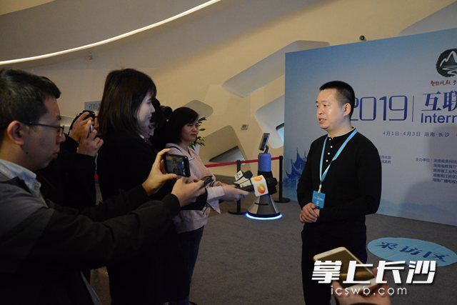 4月2日，ETCP集团董事长兼CEO谭龙（右）接受媒体采访。段欣妤 摄