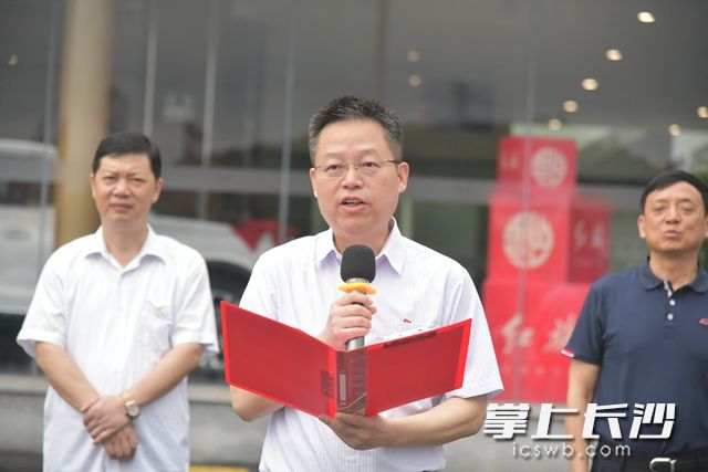 高新区党工委委员、总工会主席杨金林（前排）参加授牌仪式并致辞。陈丹妮 摄