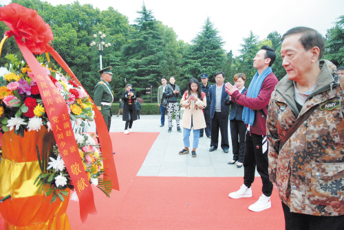 电视剧《共产党人刘少奇》的编剧海波和主演赵波在刘少奇同志铜像前敬献花篮。记者 胡益虎 摄