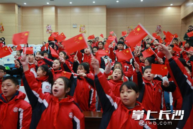 在《歌唱祖国》深情的歌声里，清水塘北辰小学学生备受感染，情不自禁地起立歌唱，并挥舞国旗。