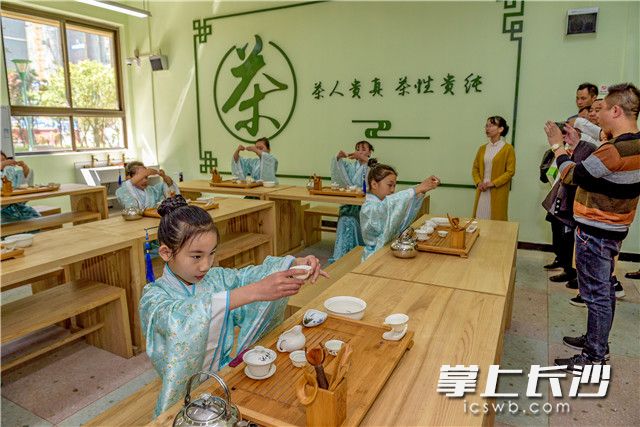 开福区实验小学自主成长营，孩子们在学习茶道和围棋。 均为长沙晚报全媒体记者 陈飞 摄
