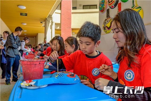 开福区清水塘溪泉湾小学的孩子与家长携手共绘京剧脸谱