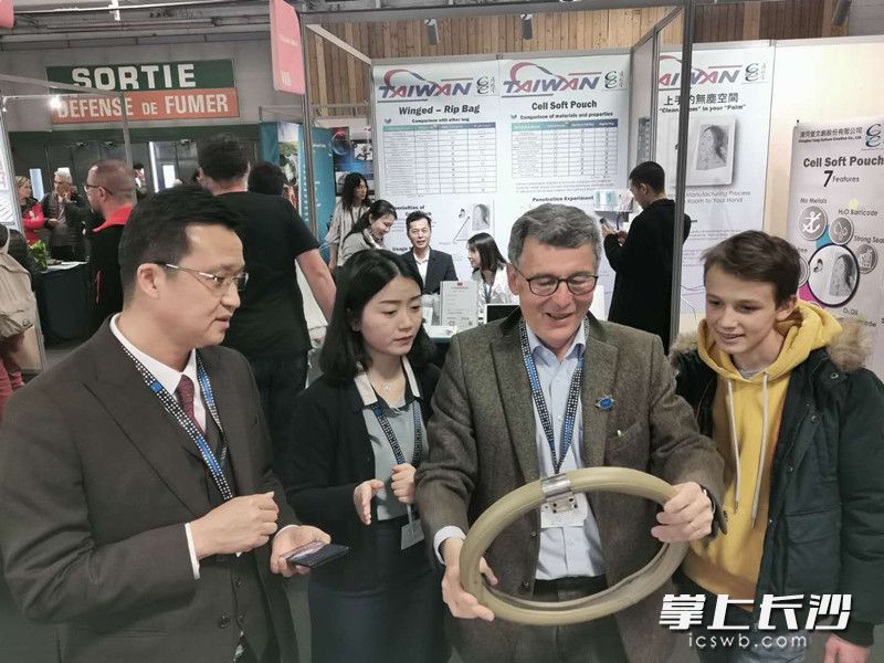 国际评委（右二）在认真评审湖南青少年的发明作品。