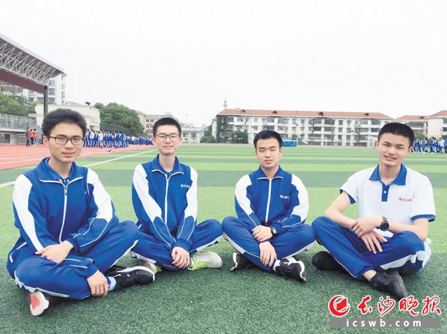 湖南师大附中彭凌峰（左一）、尹顺（左二）、李恺杰（左三）、陈俊豪（左四）等多名同学获得了保送资格。长沙晚报全媒体记者 舒文 摄