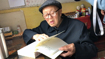 张富清老人每天午休起来后，都要看书读报，坚持学习。