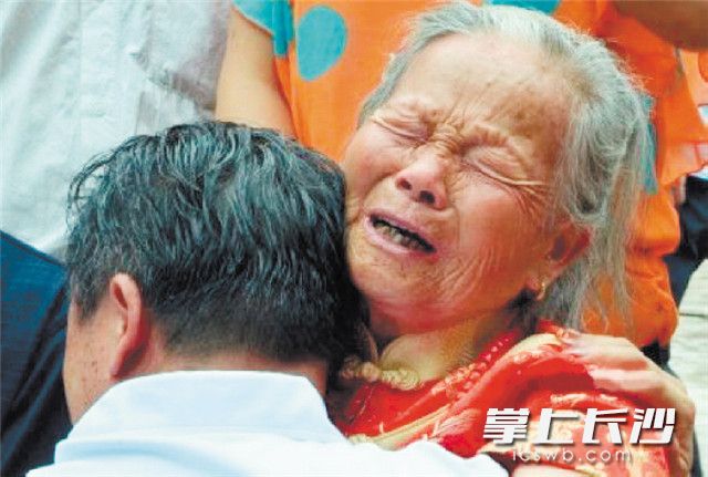 　2012年7月，周其凤与90岁的母亲相拥而泣。“守望浏阳河”供图