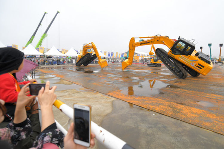 5月16日，观众在长沙国际工程机械展览会上观看挖掘机的“双人华尔兹”表演。 新华社发（陈泽国 摄）
