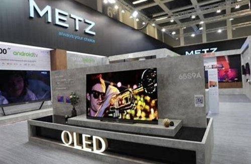 早在2013年，创维就凭借卓越的眼光和敏锐的市场洞察力推出了中国首台OLED电视。