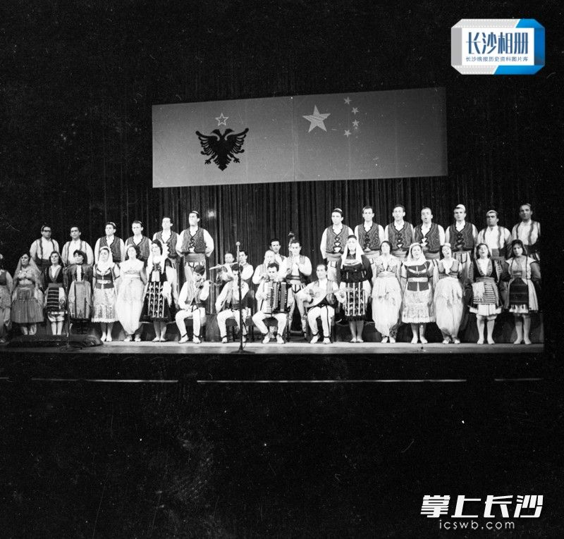1967年10月30日，阿尔巴尼亚青年工人代表来长沙参观，图为歌舞团的演员们为长沙市民带来的交流演出。