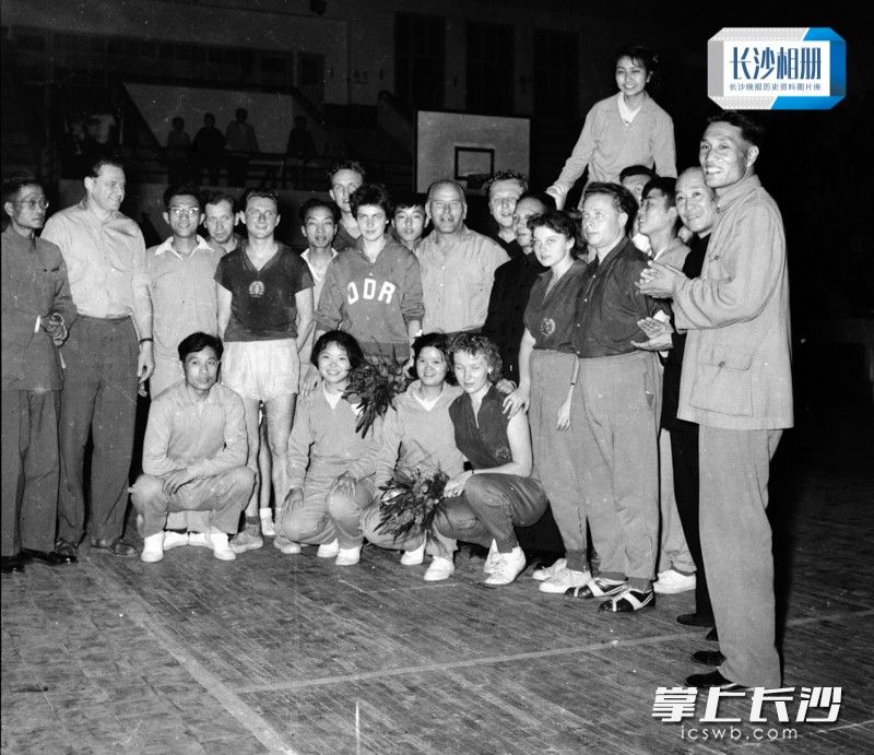 1958年5月26日，德国乒乓球队与我省乒乓球队在省体育馆举行了交流表演赛。