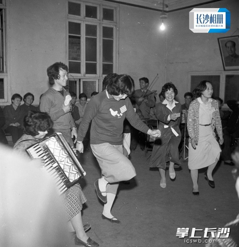 1979年3月24日，来自日本的青年交流团在长沙市工人文化宫参加周末联谊活动。