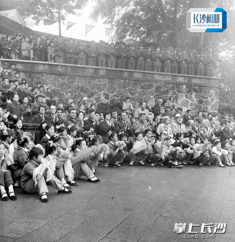1977年5月1日，众多国际友人在岳麓山观看五一文化展演。