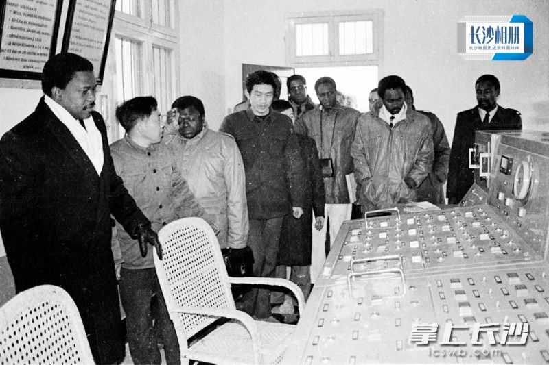 1985年1月12日，来自刚果的青年朋友在长沙参观湖南橡胶厂控制车间。