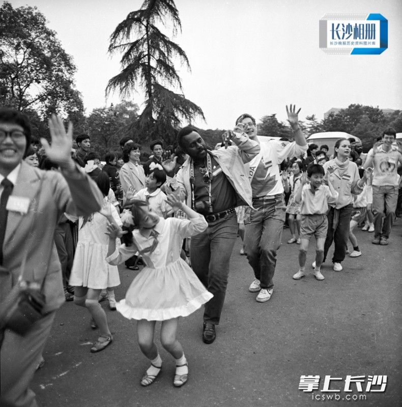 1985年5月21日，参加“亚太地区青年友好会见”活动的各国青年朋友和长沙青年一道，参观了马王堆汉墓出土文物、省展览馆，一起品尝湖南的名茶和地方风味小吃。