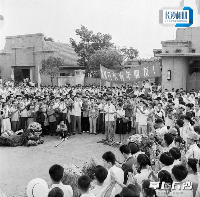 1985年7月15日，参加中日友好青年交流活动的鹿儿岛代表参观了市青少年宫、省博物馆、省湘绣厂、湖南图书馆，与长沙青年代表举行了座谈、联欢。