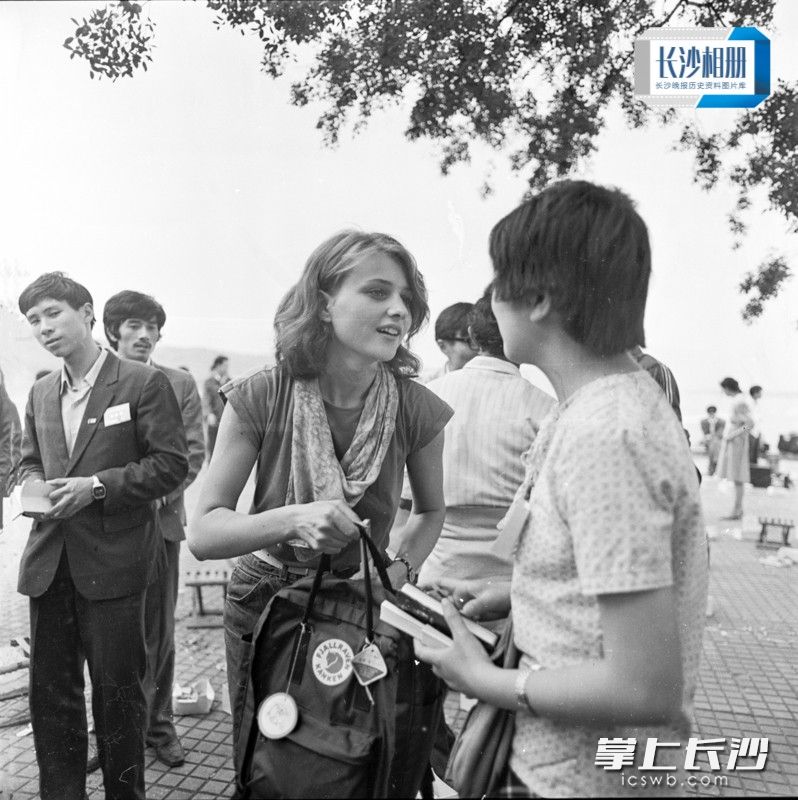 1986年5月2日，来自丹麦的大学生们来到橘子洲头参观，与陪同的长沙代表一路交谈，互相签名合影留念。