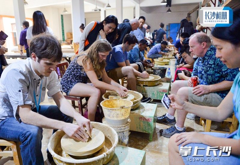 2015年10月17日，“美丽长沙我的家——外国人眼中的长沙”系列主题活动正式启动。铜官古街陶瓷体验坊里，众多外国友人动手体验陶瓷的魅力。