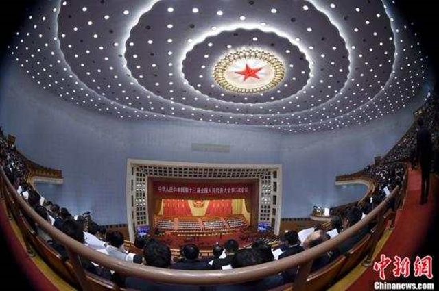 资料图：3月5日，十三届全国人大二次会议开幕会在北京人民大会堂举行。
