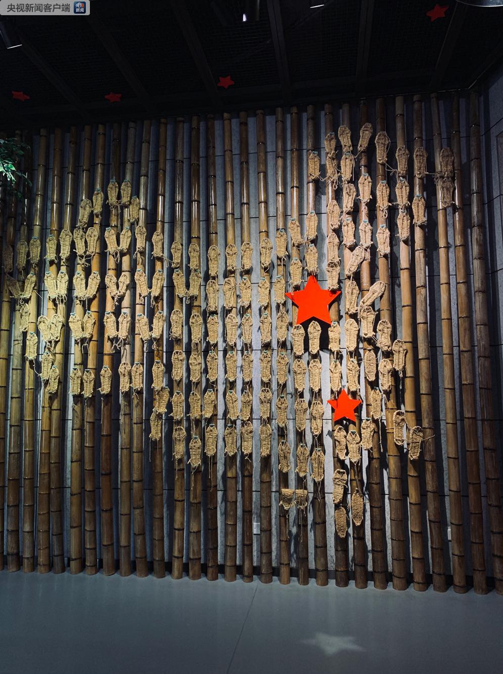 △纪念馆展出的“草鞋地图”。这是红军长征胜利80周年时，用红五星和80双草鞋绘出的中国地图。（央视记者邢彬拍摄）