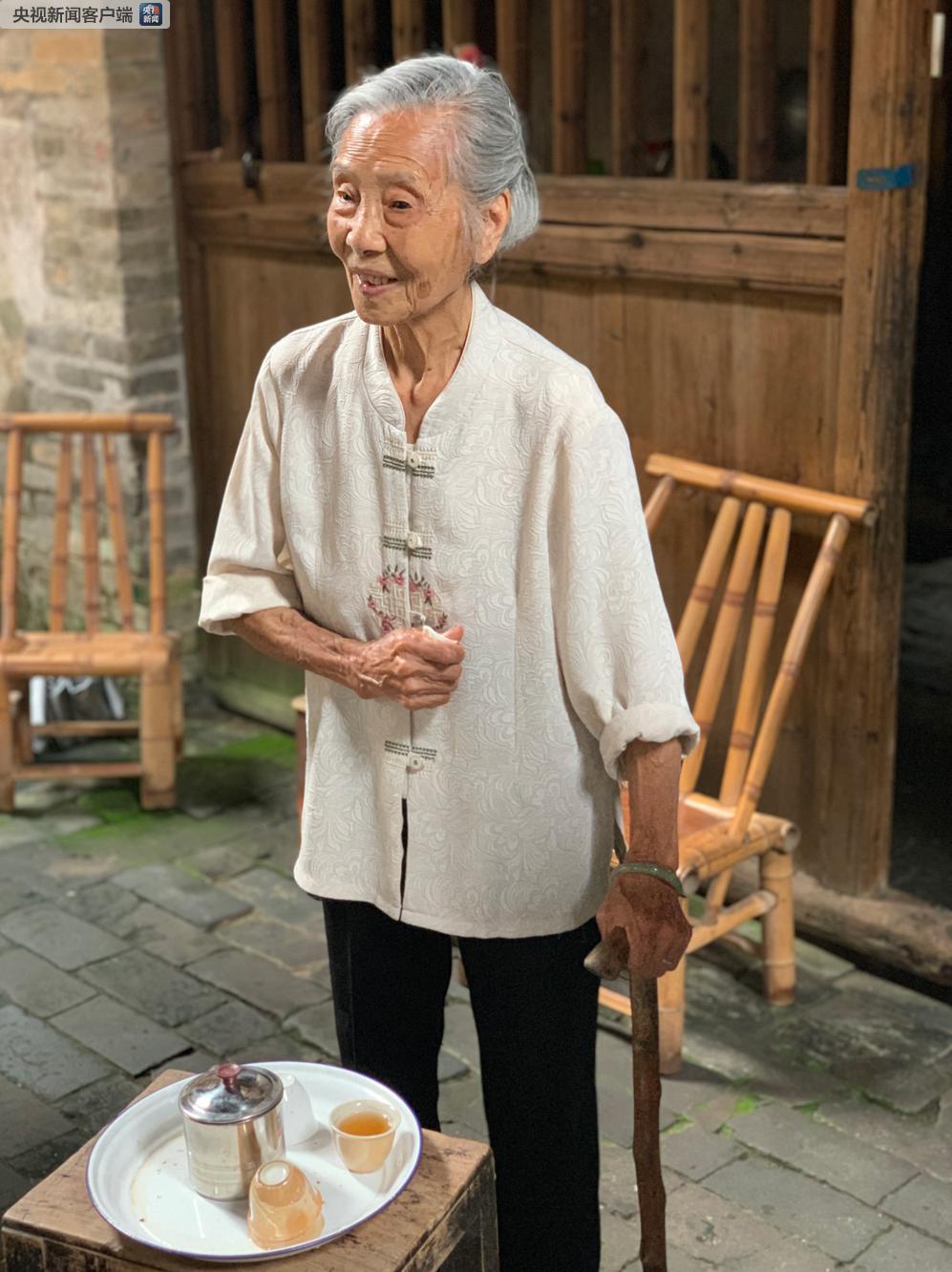 △居住在这里的李美珍老人，今年已经92岁了。她嫁到这里以后，才知道家里缺门少梁的缘故。（央视记者沈忱拍摄）