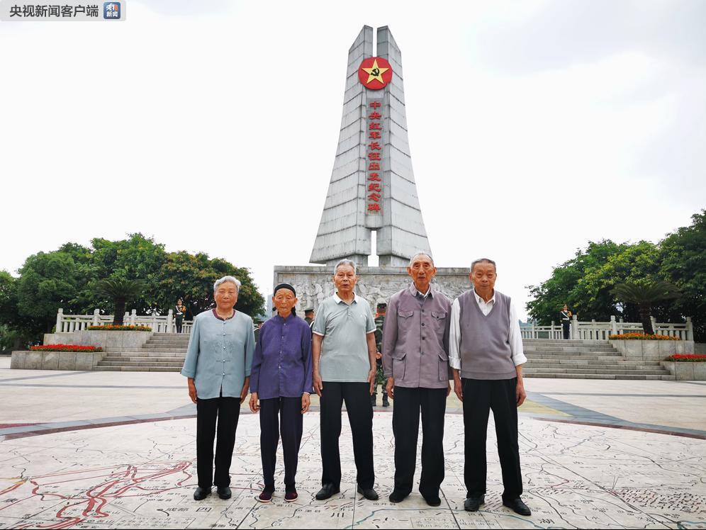 △这是其中五位代表在中央红军长征出发纪念碑前留影。（央视记者荆伟拍摄）