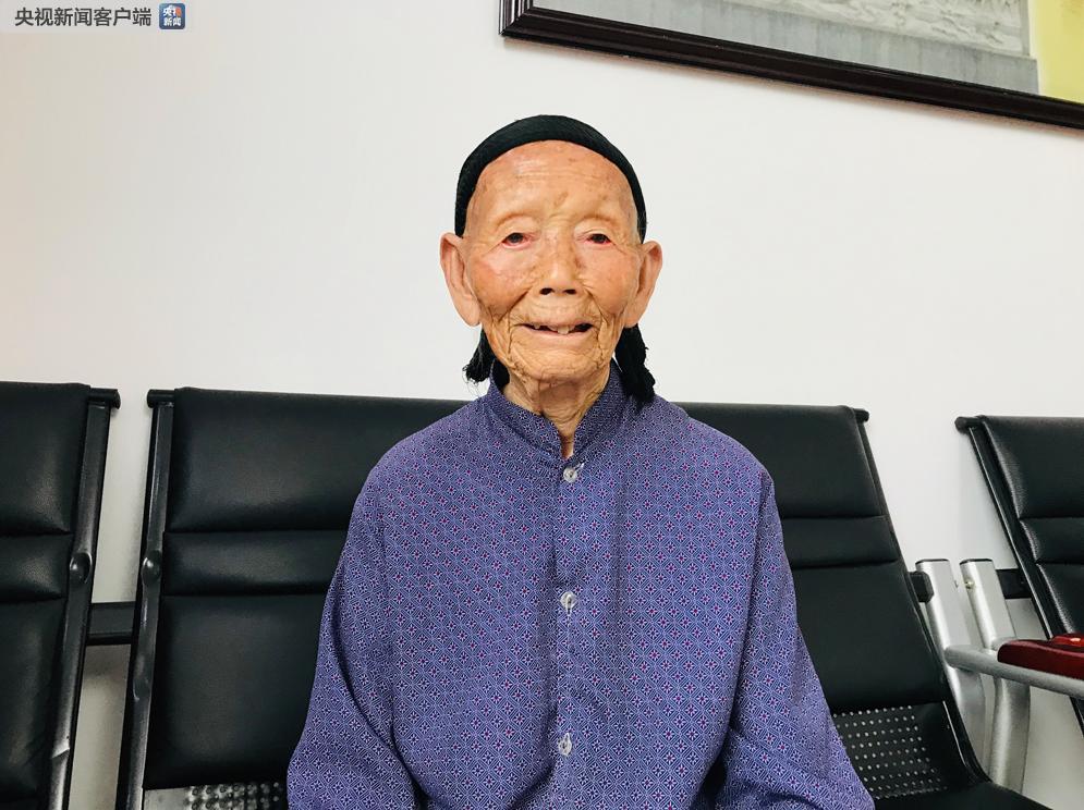 △今年99岁的红军遗孀段桂秀老人。（央视记者拍摄）