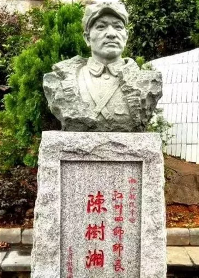 红34师师长陈树湘塑像。陈树湘（1905—1934），湘江战役弹尽被俘，在被敌人押送途中，愤然从伤口处掏出肠子绞断，慷慨就义。实现了他“为苏维埃新中国流尽最后一滴血”的誓言，年仅29岁。他是100位为新中国成立作出突出贡献的英雄模范人物之一。