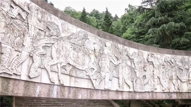 纪念碑四周的浮雕展现了当年红军浴血奋战的场景。