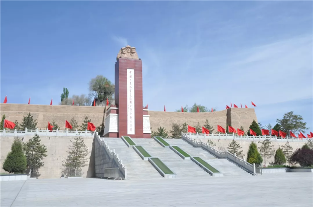 坐落在将台堡内的中国工农红军长征将台堡会师纪念碑。碑高26.36米，顶部雕有三尊红军头像，象征红军三大主力会师。习近平向纪念碑敬献花篮，向革命先烈三鞠躬。