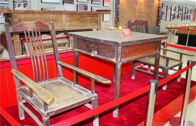 毛主席当年在单家集用过的桌椅。