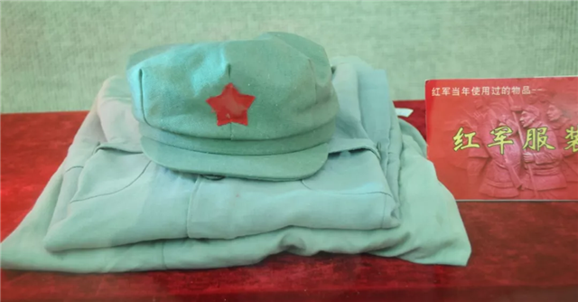 纪念馆内陈列的红军服装。