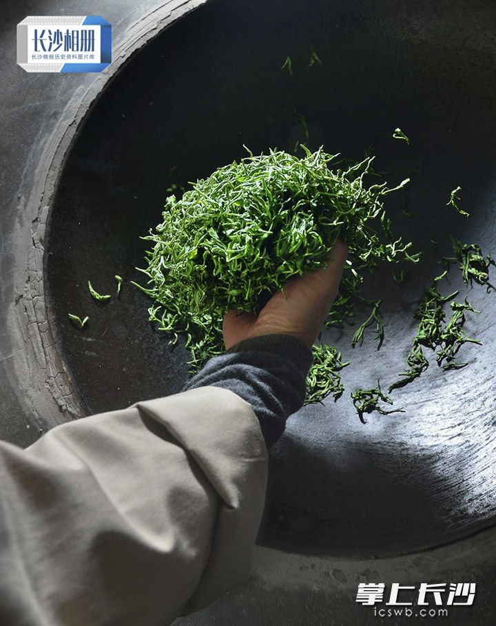 在铁锅中杀青炒制，温度和揉捻力度决定着绿茶的品质。