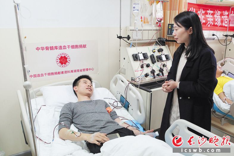 　　患者的主管医生受托专程从广西赶来当面感谢邹大智再次捐献造血干细胞。长沙晚报通讯员 王天宏 摄
