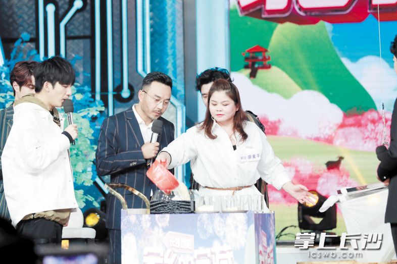 不久前，在湖南卫视《天天向上》“家乡的宝藏”系列节目中，廖素平（右）登台为白沙豆腐代言。受访者供图
