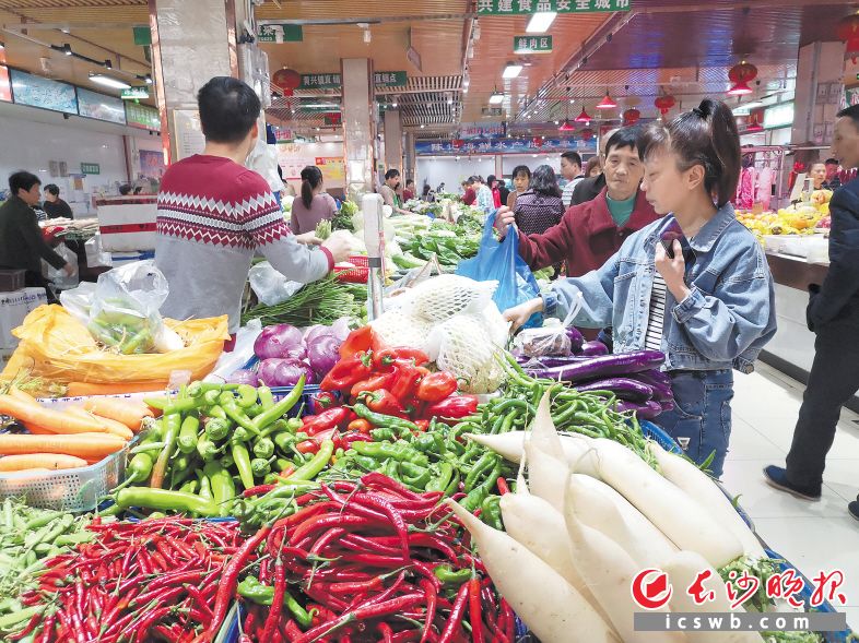 　　在岳麓区锦园生鲜市场，市民正在购买蔬菜。长沙晚报通讯员 何丹 摄