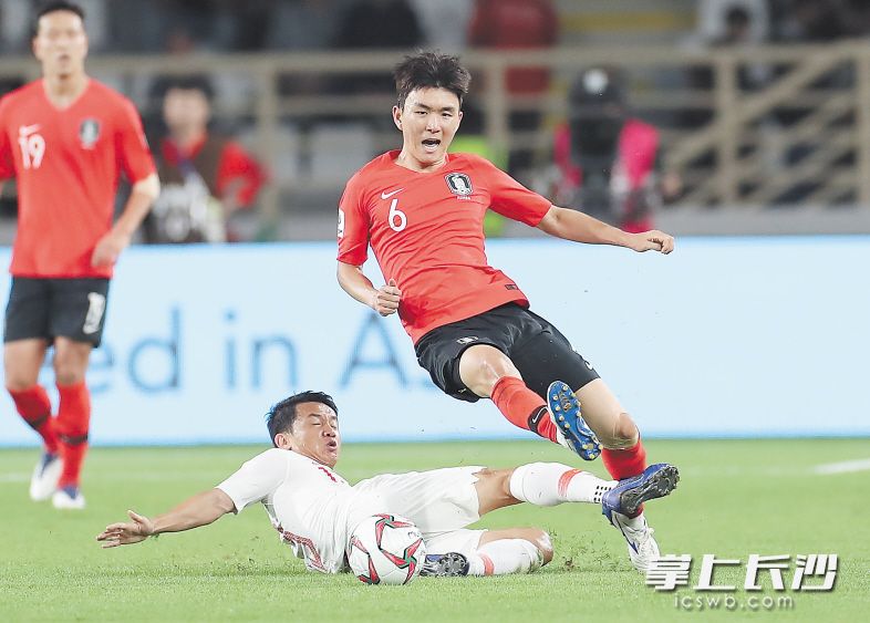 1月16日，中国队球员池忠国（下）与韩国队球员黄仁范在比赛中拼抢。当日，在阿联酋阿布扎比举行的2019亚洲杯足球赛C组比赛中，中国队以0比2不敌韩国队。新华社发