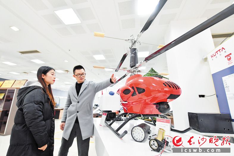 　　在位于三一众创的办公室里，黄佳维向记者介绍首款无人共轴直升机的性能优势。　　长沙晚报全媒体记者 王志伟 摄
