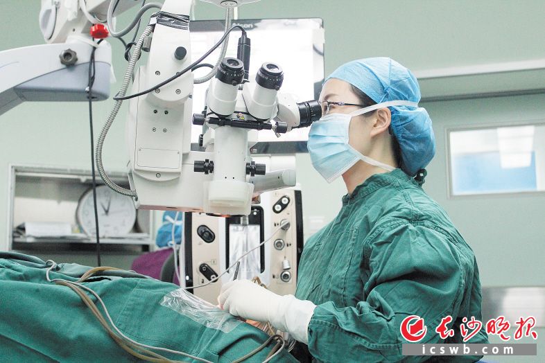 　　唐琼燕博士正在为一名白内障患者实施焕晶白内障手术。周巧 摄