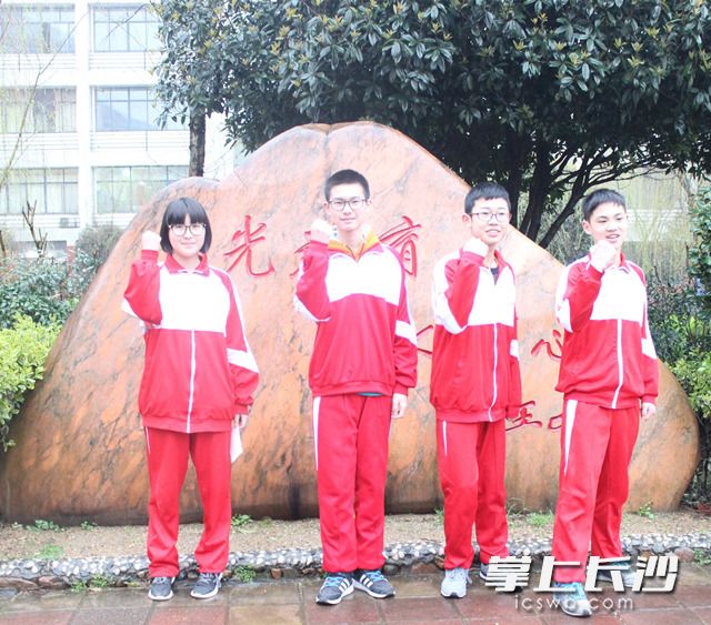 　　四位少年大学生从左至右为陈雨时 、尹顺、袁广宇 、李世昌。通讯员 吴燕摄