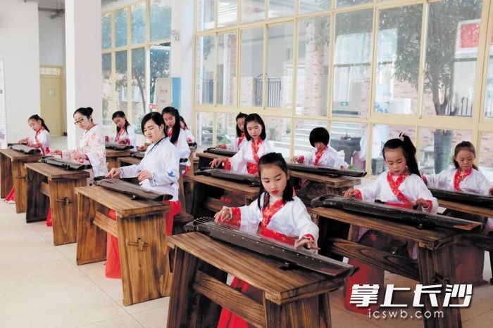 长沙市实验小学梅溪湖学校开设了古琴、湘绣、陶艺等多种多样的非遗课程。资料图片
